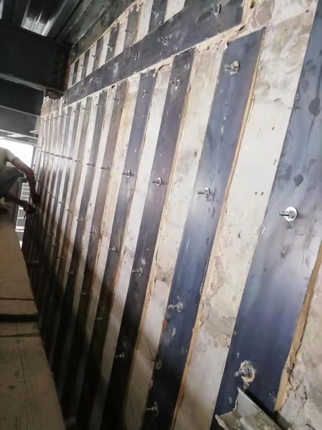 平湖粘钢加固的施工流程